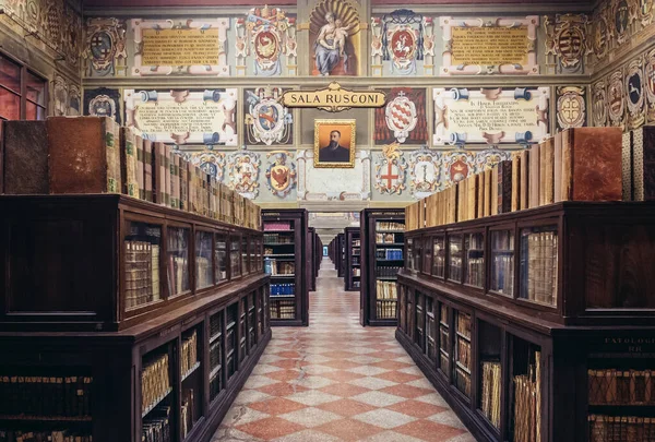イタリア ボローニャ 2019年9月30日 ボローニャ大学最古の建物の1つであるArchiginnasioにある市立図書館の内部 — ストック写真