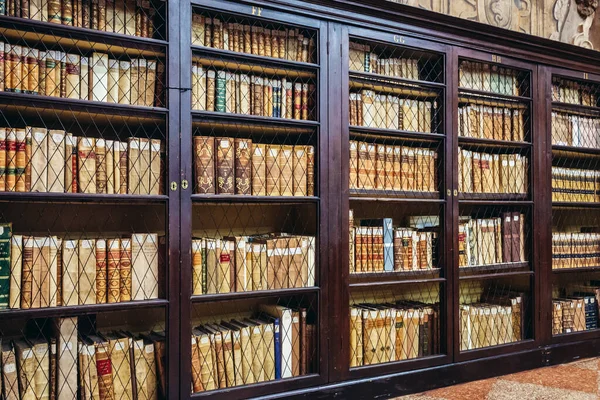 イタリア ボローニャ 2019年9月30日 ボローニャ大学最古の建物の1つであるArchiginnasioにある市立図書館 — ストック写真