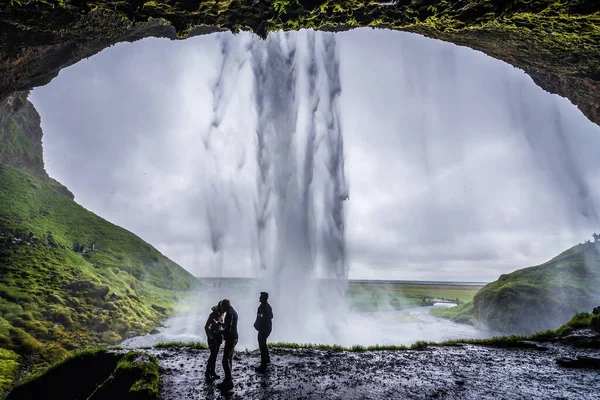Region Południowy Islandia Czerwca 2018 Turysta Wodospadzie Seljalandsfoss Nad Rzeką — Zdjęcie stockowe