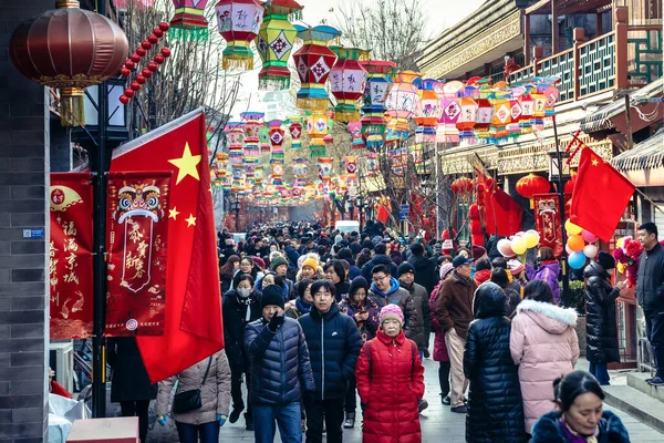 Beijing China Febrero 2019 Los Turistas Chinos Caminan Liulichang Hutong —  Fotos de Stock