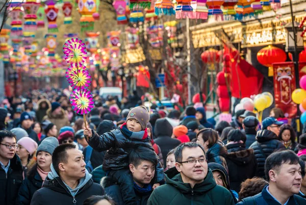 Beijing China Febrero 2019 Multitud Liulichang Hutong Famosa Zona Comercial —  Fotos de Stock