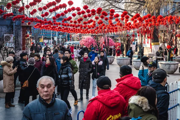 Beijing China Febrero 2019 Gente Camina Cerca Liulichang Hutong Famosa —  Fotos de Stock