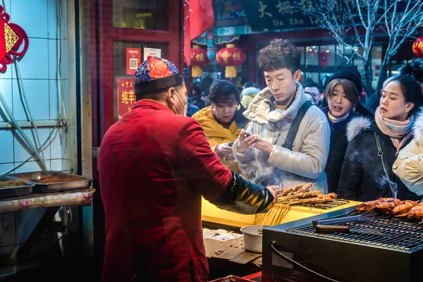 Peking Čína Února 2019 Muž Prodává Masové Tyčinky Dashilan Hutong — Stock fotografie