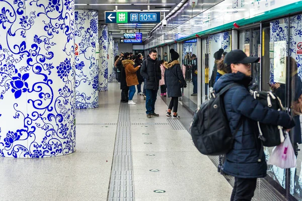 Πεκίνο Κίνα Φεβρουαρίου 2019 Επιβάτες Στο Σταθμό Του Μετρό Beitucheng — Φωτογραφία Αρχείου