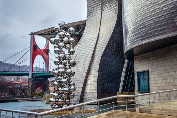 You're 12 scissors tall!  Guggenheim Museum Bilbao