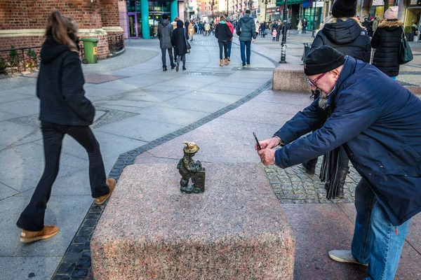 ポーランドのヴロツワフ 2019年12月1日 観光客はヴロツワフ市のスウィドニック通りにある特徴的なドワーフ像の写真を撮る — ストック写真