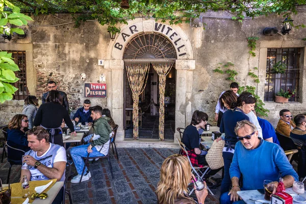 Savoca Italia Maggio 2019 Turisti Nel Famoso Vitelli Bar Del — Foto Stock