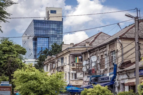 チシナウ モルドバ 2019年7月17日 キシナウ市の旧近代的な建物ミトロポリト バラアム通りキシネフとも呼ばれる — ストック写真