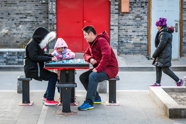 Peking Kina Februari 2019 Familjen Spelar Xiangqi Ett Torg Bredvid — Stockfoto