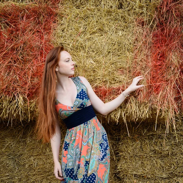 Cheveux roux jeune femme libre avec rousseur — Photo