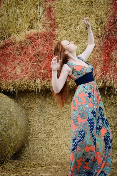 Cheveux roux jeune femme libre avec rousseur — Photo
