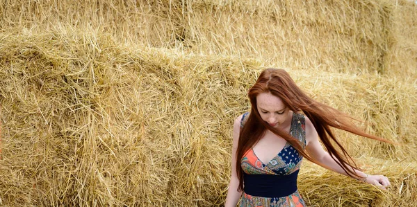 Capelli rossi libera giovane donna con lentiggine — Foto Stock