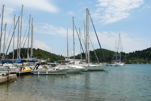 Montagne verdi e yacht . — Foto Stock