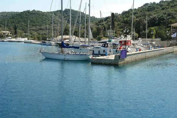 Odiseos マリーナに停泊するヨット. — ストック写真