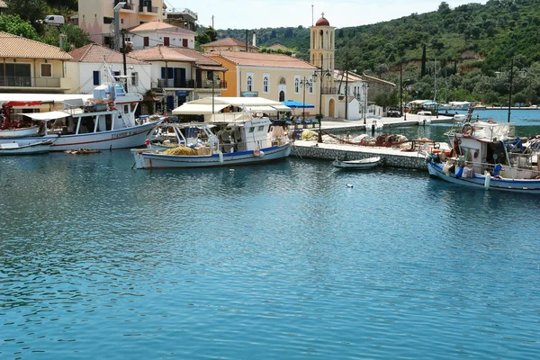 El pequeño puerto griego en la isla —  Fotos de Stock