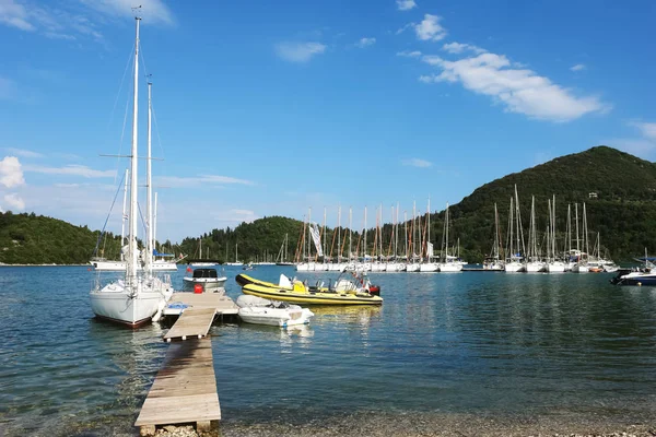 Lo yacht e la barca gialla . — Foto Stock