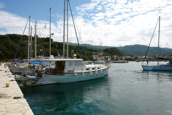 Het oude jacht in kleine Griekse havenstad. — Stockfoto