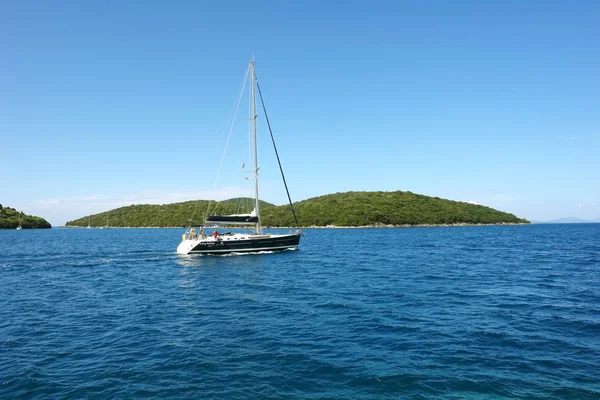 El yate negro en el mar Jónico . — Foto de Stock