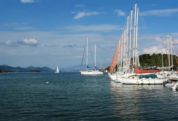 Puerto con los yates blancos . — Foto de Stock