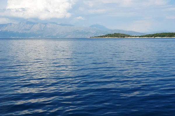 Het eiland en de berg in de Ionische zee. — Stockfoto