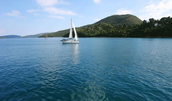 Yate e isla verde en Grecia . — Foto de Stock