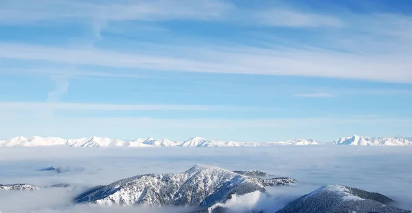 Snöiga toppar av låga och höga Tatrabergen. — Stockfoto
