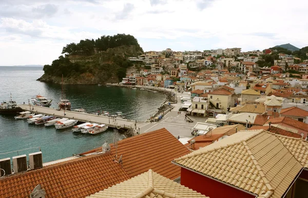 Blick auf die Bucht in Parga-Stadt. — Stockfoto