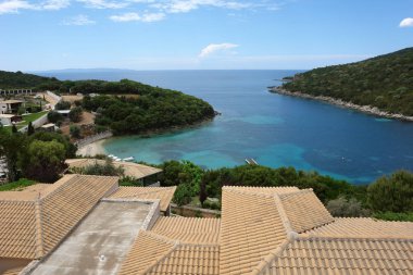 Zümrüt Körfezi'nin panoramik manzarası.