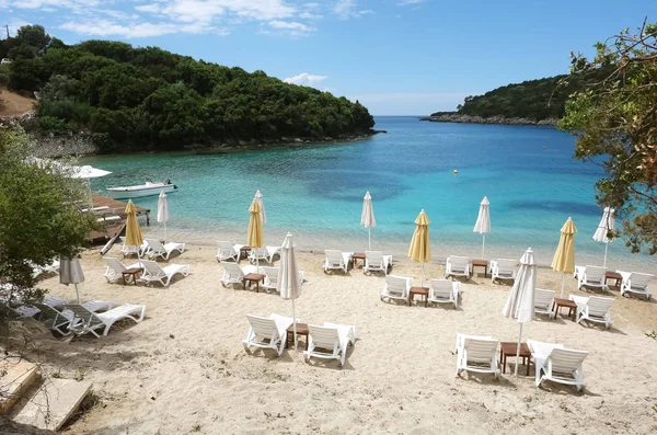 Blick auf die smaragdgrüne Bucht und den Strand. — Stockfoto