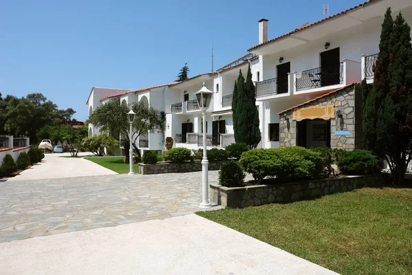 Bâtiment blanc avec balcons et vue sur le jardin . — Photo