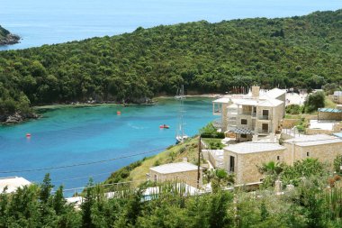 Mavi koyu yeşil tepelerin ve yatlar Yunanistan Ionian Sea View