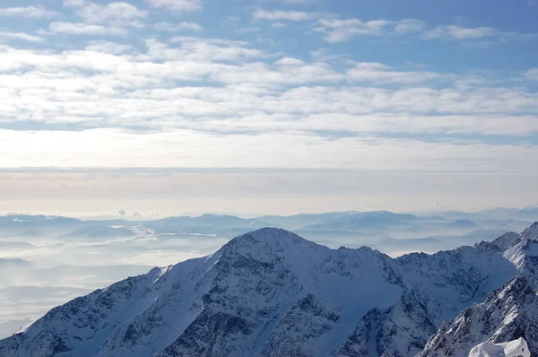 Uitzicht op de met sneeuw bedekte bergen in het hoge Tatra Lomnicky Peak. — Stockfoto