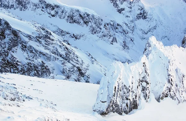 Vue des montagnes enneigées du Haut Tatra depuis Lomnicky Peak . — Photo