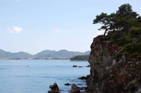 Vue sur les montagnes, la mer, les yachts en Turquie . — Photo