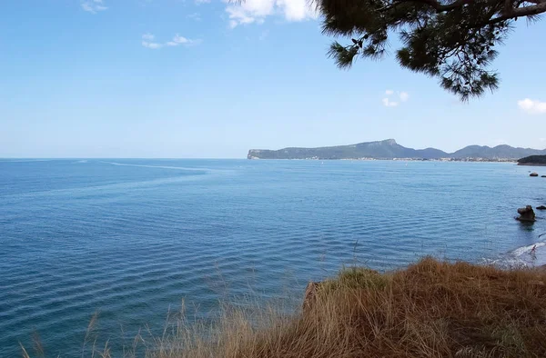 Θέα στη θάλασσα και τα βουνά στην ηλιόλουστη μέρα στην Τουρκία. — Φωτογραφία Αρχείου