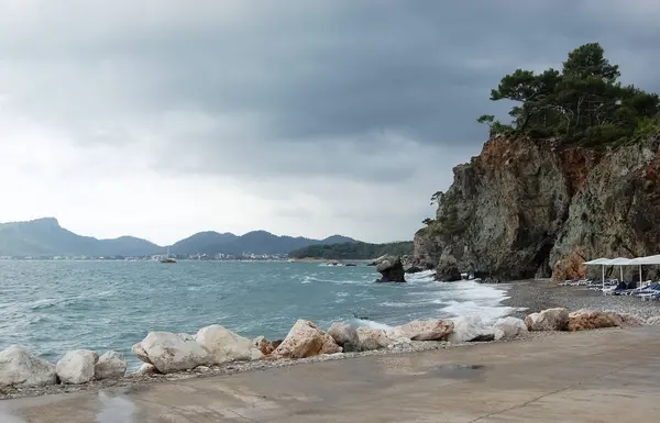 Zobacz na plażę i morze podczas burzy w Turcji. — Zdjęcie stockowe