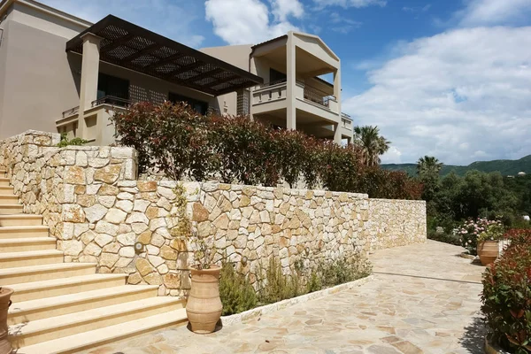 Villa moderna con terraza y cielo azul en Grecia . — Foto de Stock