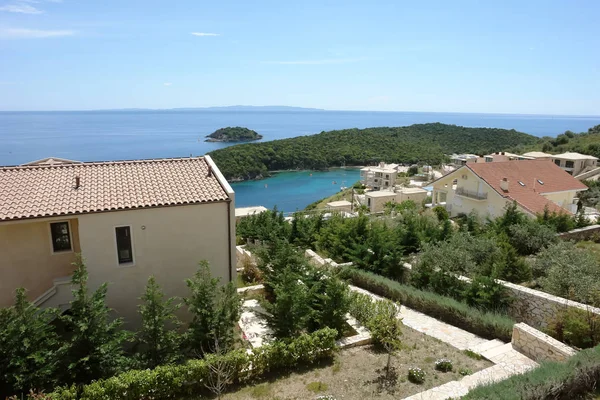 Grondgebied met een panoramisch uitzicht op de Ionische zee in Griekenland. — Stockfoto