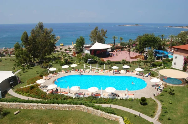 Panoramautsikt över havet och hotellområdet lyx i Alanya — Stockfoto