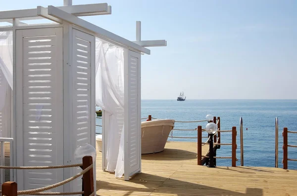 Blick auf weißes Strandzelt, Schiff und blaues Meer im Hotel. — Stockfoto