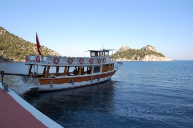 Mavi bir lagün kıyısında rıhtımın zevk tekne.