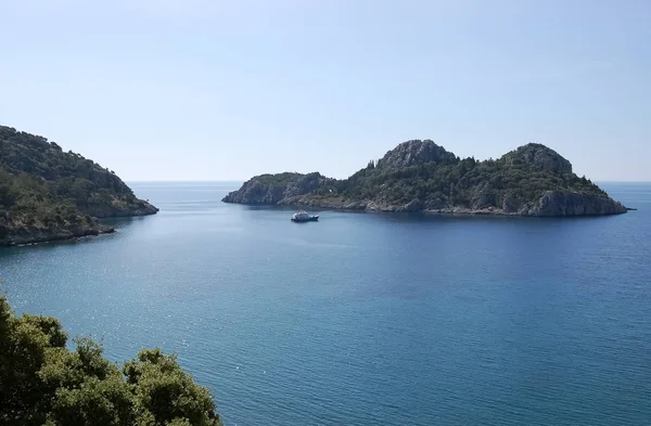 Пейзаж з маленьким зеленим островом і човном для задоволення в телі — стокове фото