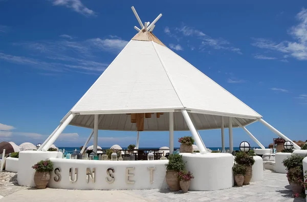 Stijlvolle structuur van de strandbar op grondgebied van de Turkse hotel. — Stockfoto