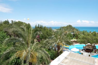 Bahçe, havuz ve deniz Akdeniz tesisi görünümünü