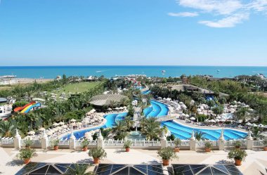 Güzellikler ile topraklarının havuzları görüntülemek ve 