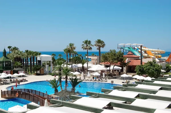 Vista panorámica de la piscina y toboganes de agua en hotel, Belek, Turk —  Fotos de Stock