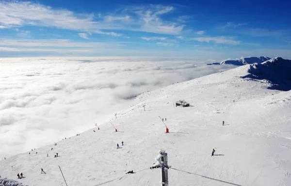 Pohled na lyžařské svahy a mraky Nízké Tatry, Slovensko. — Stock fotografie