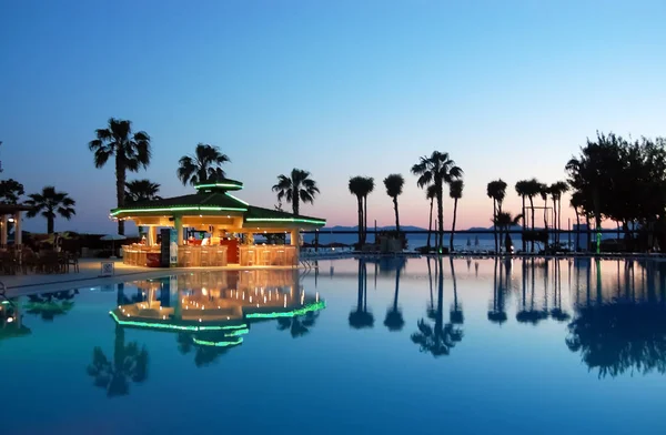 Türk h gün batımında Havuzu, havuz bar ve palmiye ağaçları