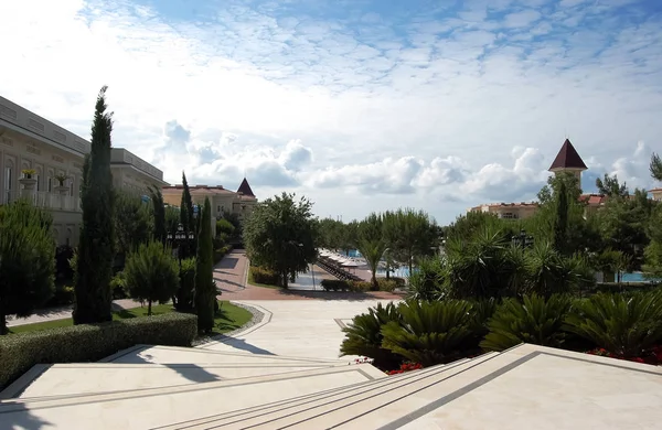 Uitzicht vanaf de trap naar het grondgebied van het Turkse luxury hotel. — Stockfoto