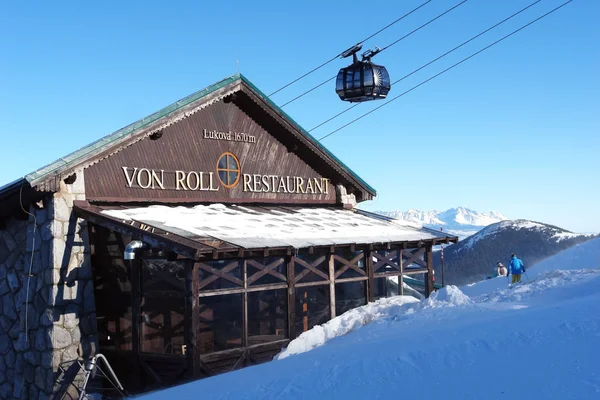 Restaurante moderno na pista de esqui no resort Jasna . — Fotografia de Stock